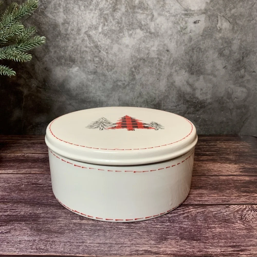 10 Strawberry Street ~ North Pole Bed & Breakfast Ceramic Cookie Tin - Picture 3 of 13
